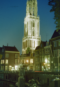 800592 Gezicht op de Domtoren (Domplein) te Utrecht, bij avond, met op de voorgrond de Oudegracht.